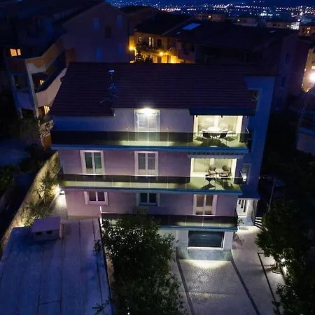 Ana, 2 Apartamento